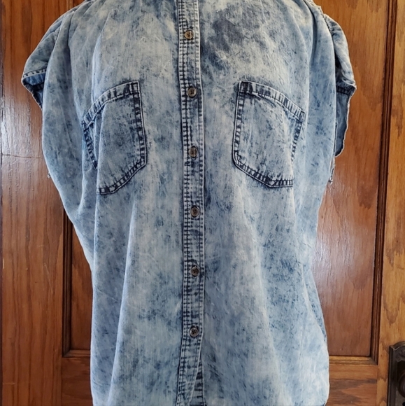 🍂✨️🍁 Rock & Republic button down denim shirt. Size XXL. Soft and comfortable. - Picture 4 of 9